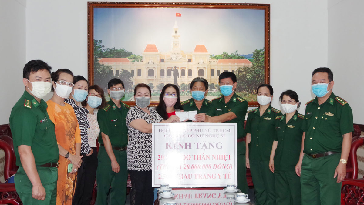 Bộ đội Biên phòng TP Hồ Chí Minh tiếp nhận 2.500 chiếc khẩu trang y tế, 20 máy đo thân nhiệt

